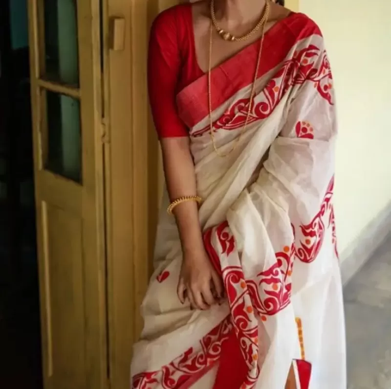 Bengali women in white bengali saree